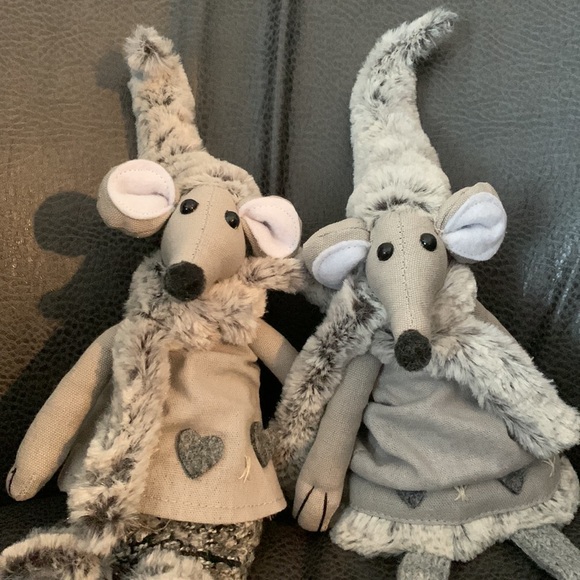 Gallerie II Dangle Leg knitted mice Figurine set of 2 NWT - Picture 2 of 4